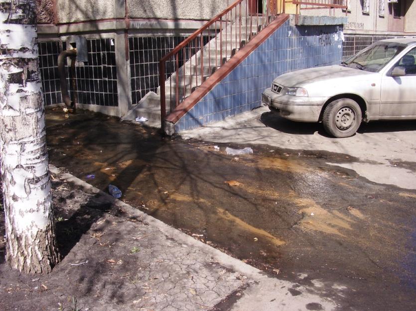 Фото В Челябинске из подвала жилого дома рекой бежит вода, а коммунальщики бездействуют (ФОТО)