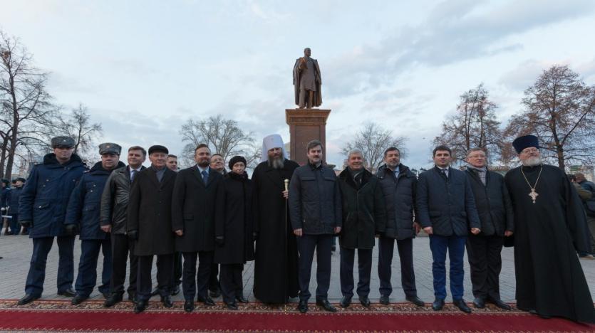 Фото В Челябинске официально открыли памятник Столыпину