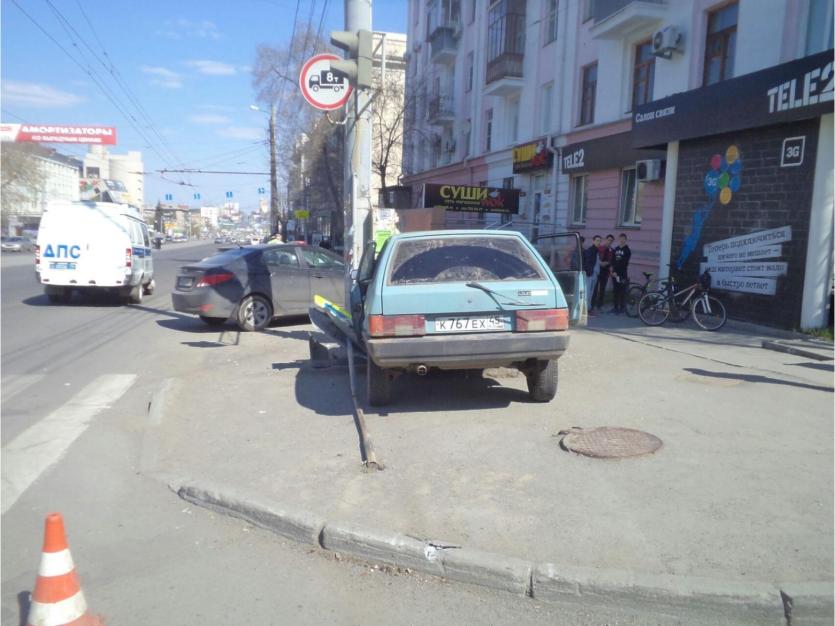 Фото На Свердловском проспекте ВАЗ влетел в BMW и сбил велосипедистов на тротуаре