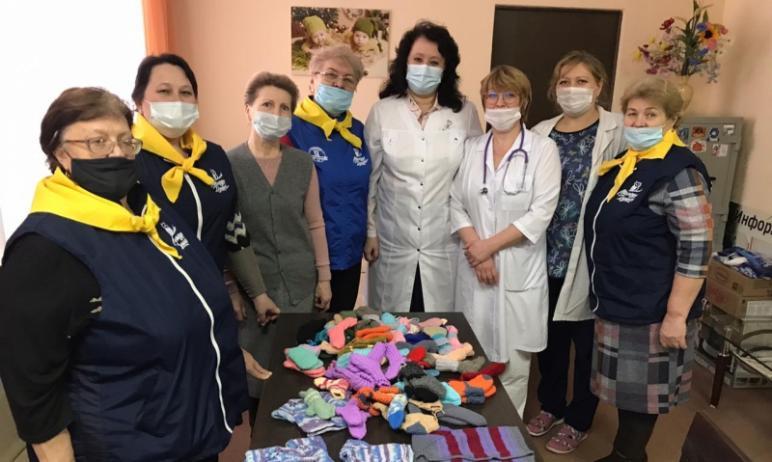 Фото «Серебряные волонтеры» Магнитки связали теплые вещи для недоношенных младенцев