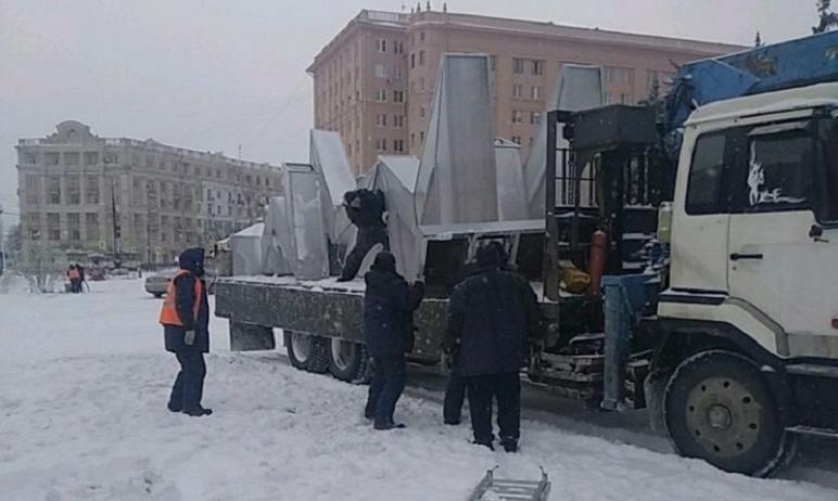 Фото В Челябинске восстанавливают поврежденную в непогоду иллюминацию