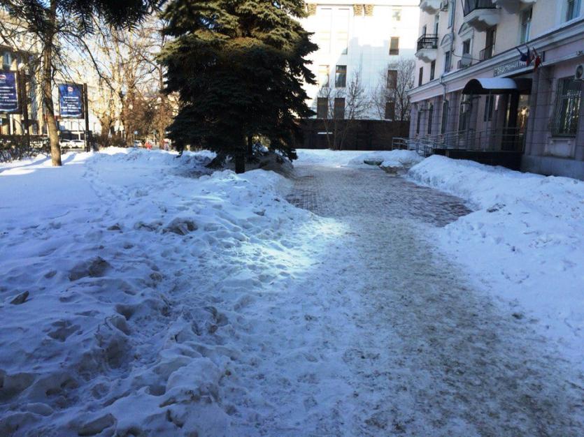 Фото Челябинцы делятся фотографиями с неубранным снегом и гололедицей: даже у резиденции губернатора и приемной «Единой России»