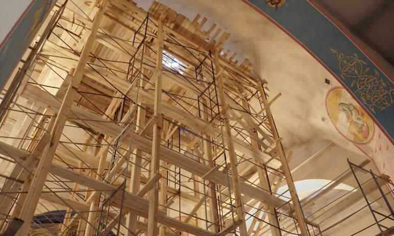 Фото В Миассе иконописцы закончили роспись главного купола Богоявленского храма 