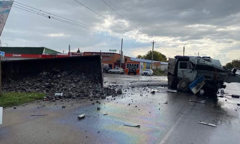 Фото В Аргаяшском районе столкнулись два гиганта на колесах, водитель «КАМАЗа» погиб