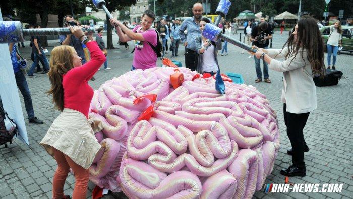 Фото Жителям Львова вынесли мозг