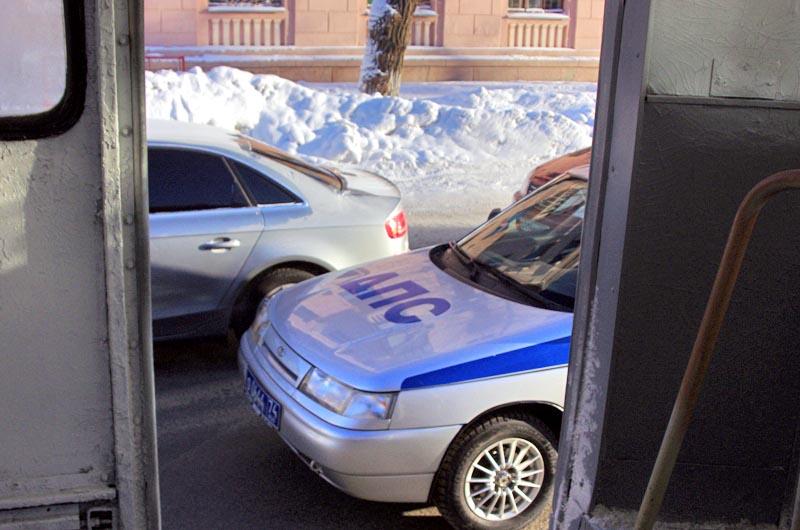 Фото В Челябинске полицейские, приехавшие на помощь медикам, едва не стали жертвами пьяного дебошира