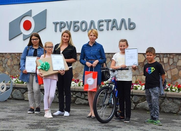 Фото Отличники школ челябинского поселка Новосинеглазовский получили награды АО «Трубодеталь»