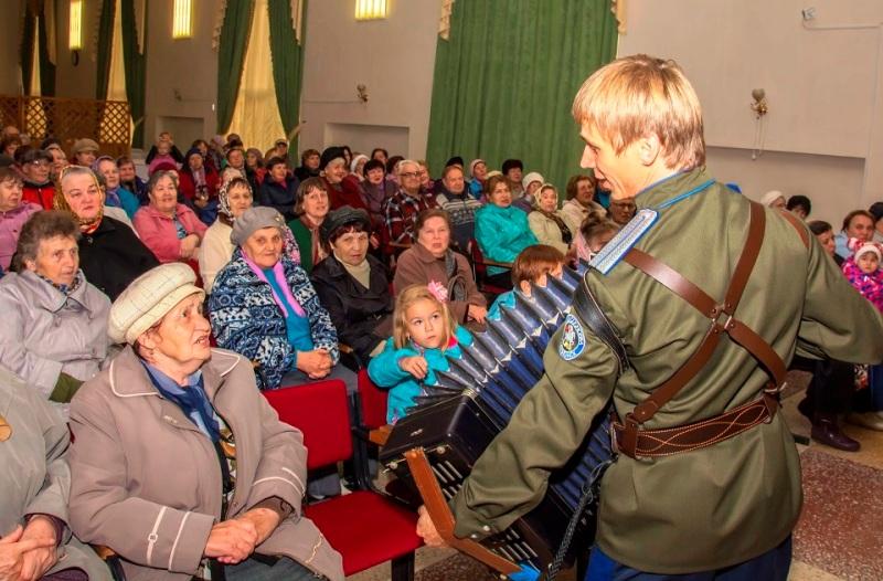 Фото Коллектив завода «Трубодеталь» поздравляет жителей поселка Новосинеглазовский с Днем пожилого человека