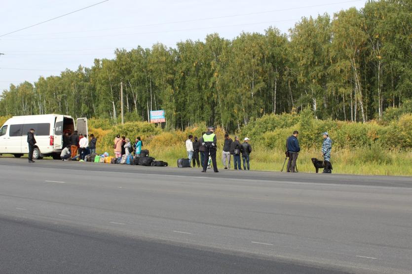 Фото В Челябинской области остановили грузовик, набитый иностранцами
