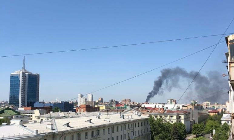 Фото В Челябинске из полыхающего пункта приема металлов вынесли два газовых баллона