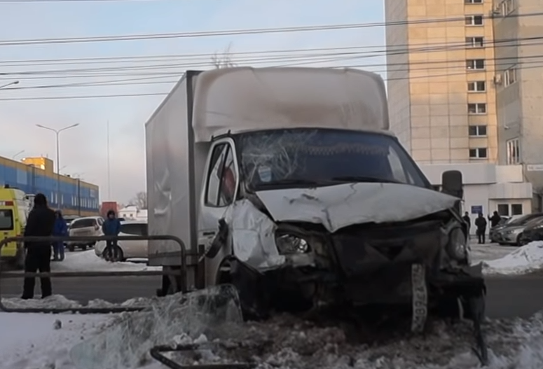 Фото В Челябинске при столкновении с «Газелью» погиб водитель УАЗа
