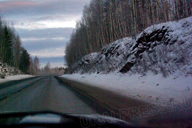 Фото В трассе в Челябинской области едва не замерзли 12 водителей