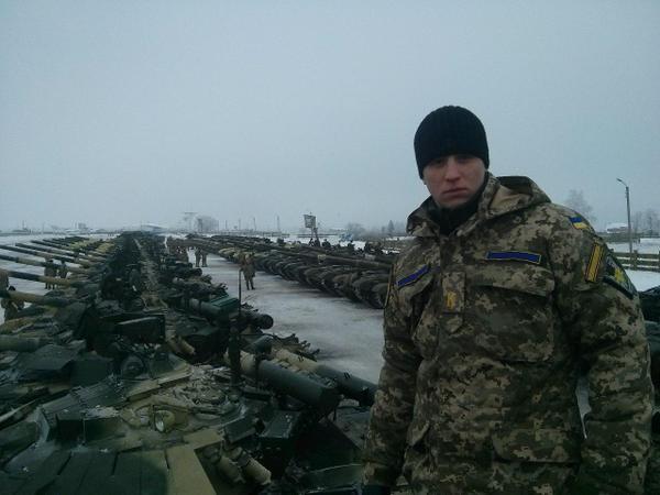 Фото Разговоры о мире Порошенко подкрепляет свежей бронетехникой для своих карательных батальонов