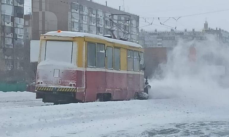 Фото В Челябинске три трамвайных вагона отправились в пробную поездку 