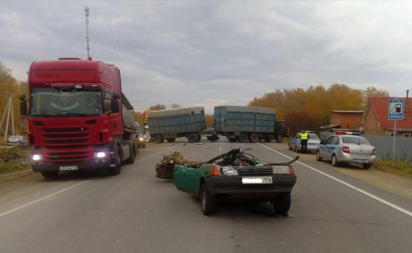 Фото В Сосновском районе сегодня утром «КамАЗ» раздавил легковушку, ее водитель погиб