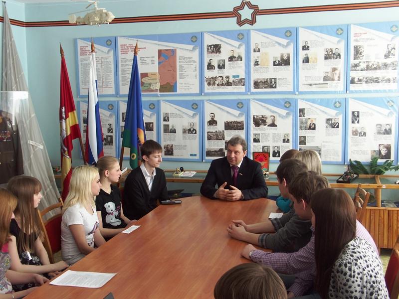 Фото Депутат Госдумы Александр Берестов провел урок парламентаризма для челябинских школьников