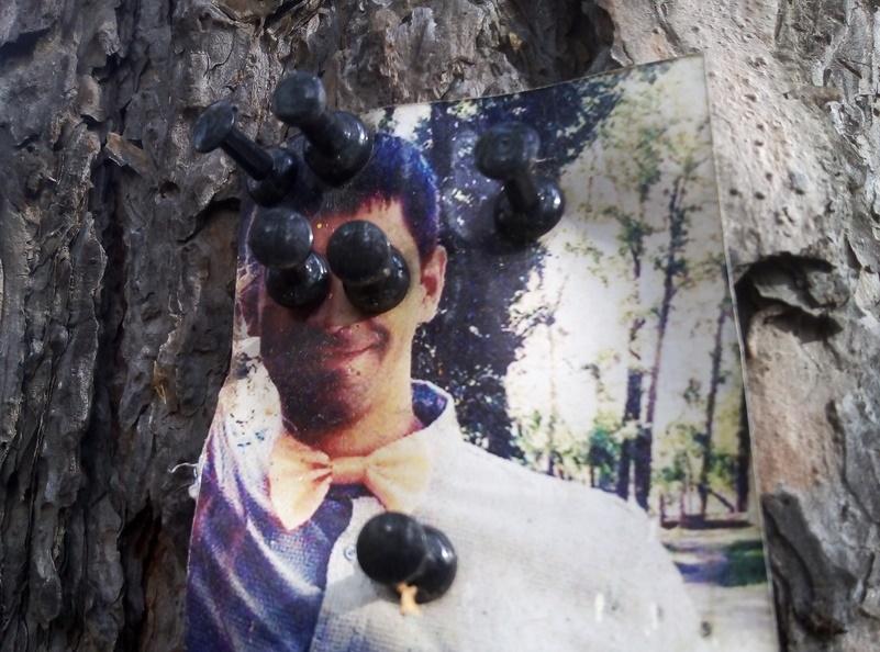 Фото В Озерске на кладбище вывесили фото людей с выколотыми глазами 