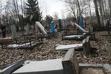 Фото В Копейске найдены двое мужчин, причастных к вандализму на старокамышенском кладбище