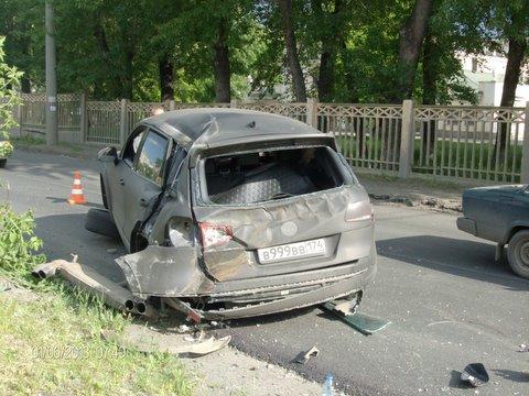 Фото В Челябинске «Туарег» после столкновения с ВАЗом угодил в светофор и опрокинулся: пострадал младенец (ФОТО)