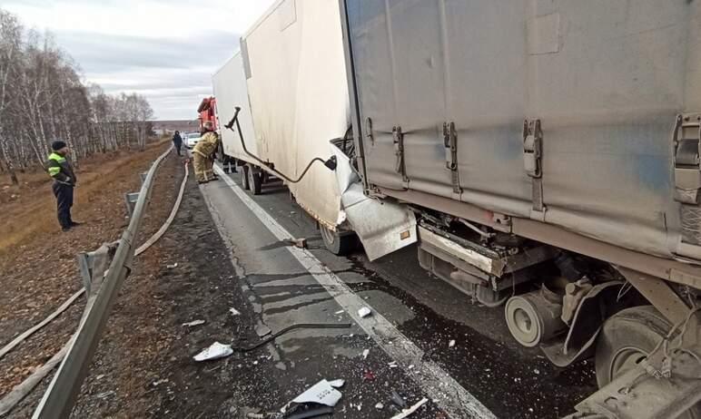 Фото В Сосновском районе грузовик залетел под фуру, водитель погиб