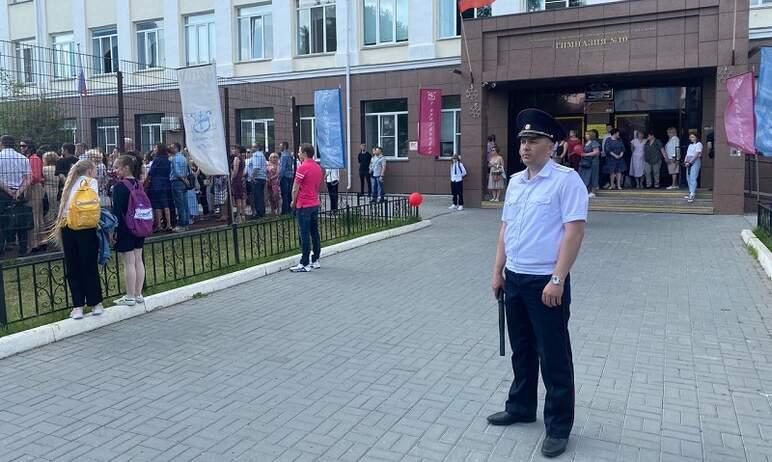 Фото Последние звонки в Челябинске под присмотром полицейских