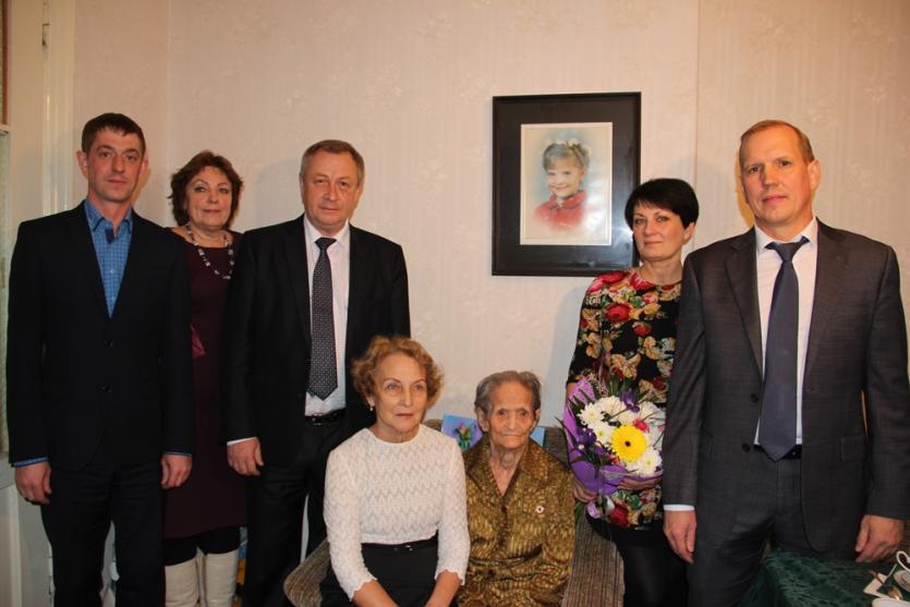 Фото Старейшей жительнице Магнитогорска вручили нагрудный знак «75 лет битвы за Москву»