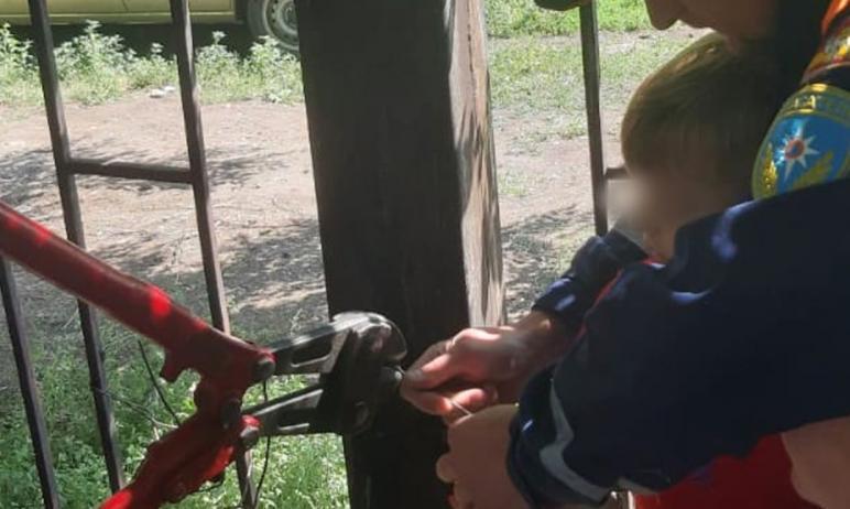 Фото В Магнитогорске семилетний мальчик оказался пригвожден к забору ржавым прутом