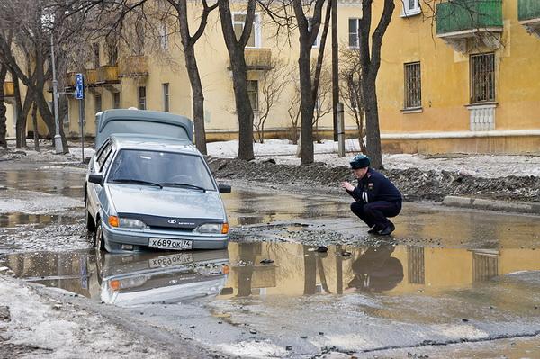 Фото В Озерске автомобиль едва не ушел под землю, угодив в яму перед «лежачим полицейским»