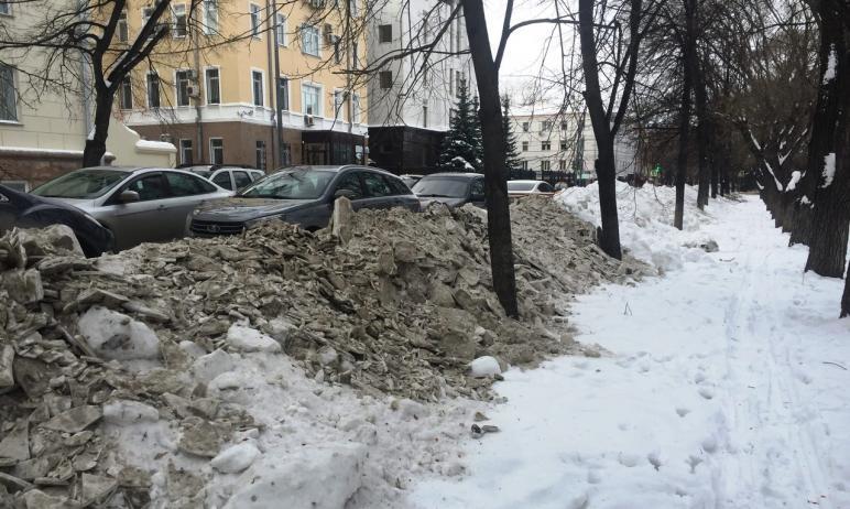 Фото Правительство Челябинской области снова «окружили» грязные сугробы