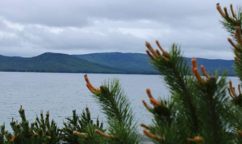 Фото Минэкологии объяснили причины позеленения озера Тургояк