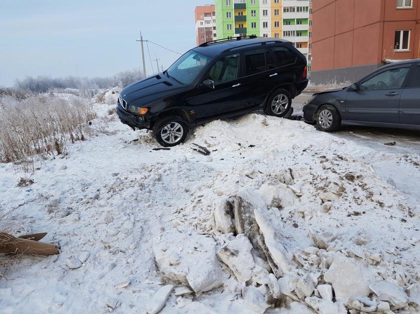 Фото Подвыпившая автоледи из Магнитогорска разбила три автомобиля, паркуясь