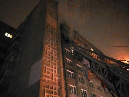 Фото В десятиэтажке на северо-западе Челябинска из-за пожара эвакуировали жильцов