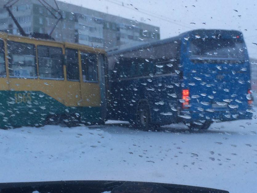 Фото В Магнитогорске трамвай врезался в автобус