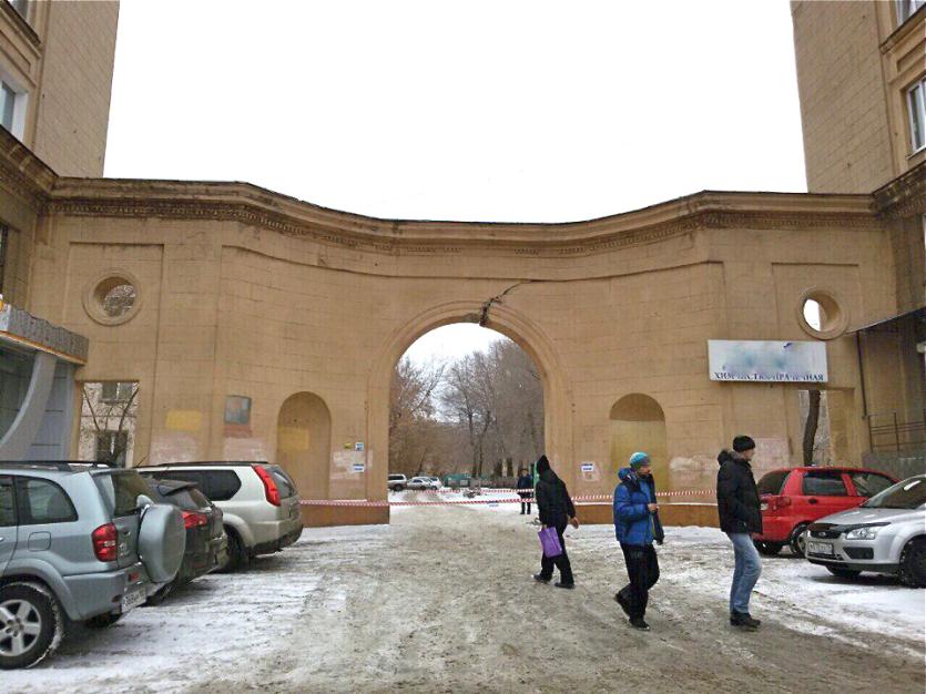 Фото Власти Магнитогорска планируют отремонтировать «давшую трещину» арку на проспекте Металлургов