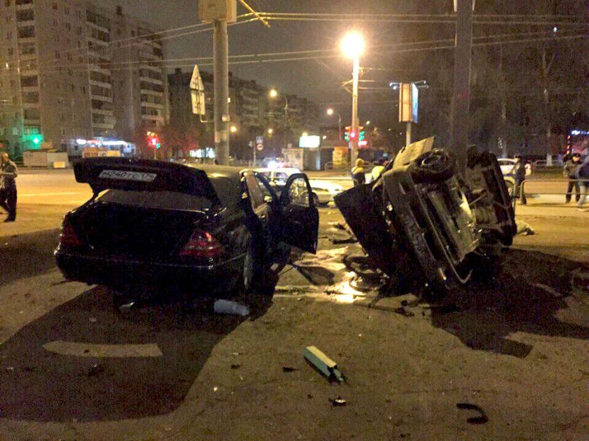 Фото В ночь на субботу Челябинске, уходя от погони ДПС, водитель Mercedes угробил четверых