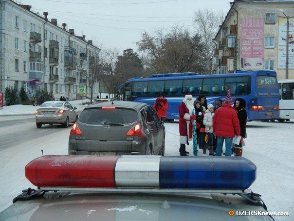 Фото В Озерске сотрудник ГИБДД вышел на дежурство в костюме Деда Мороза