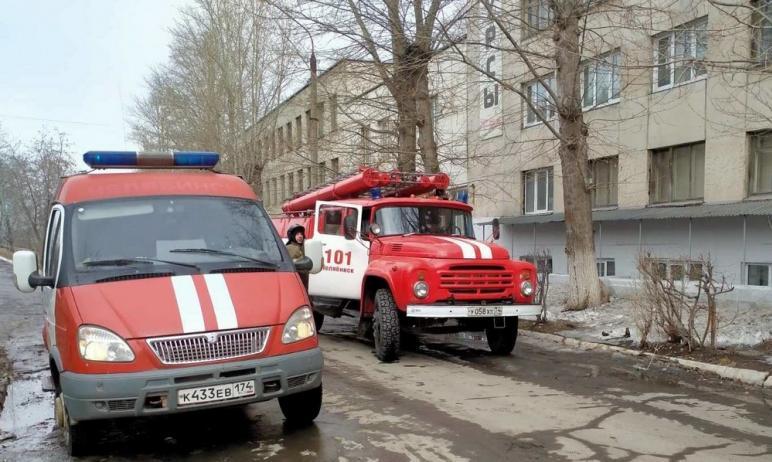 Фото В Челябинске из горящего общежития эвакуировались 108 человек