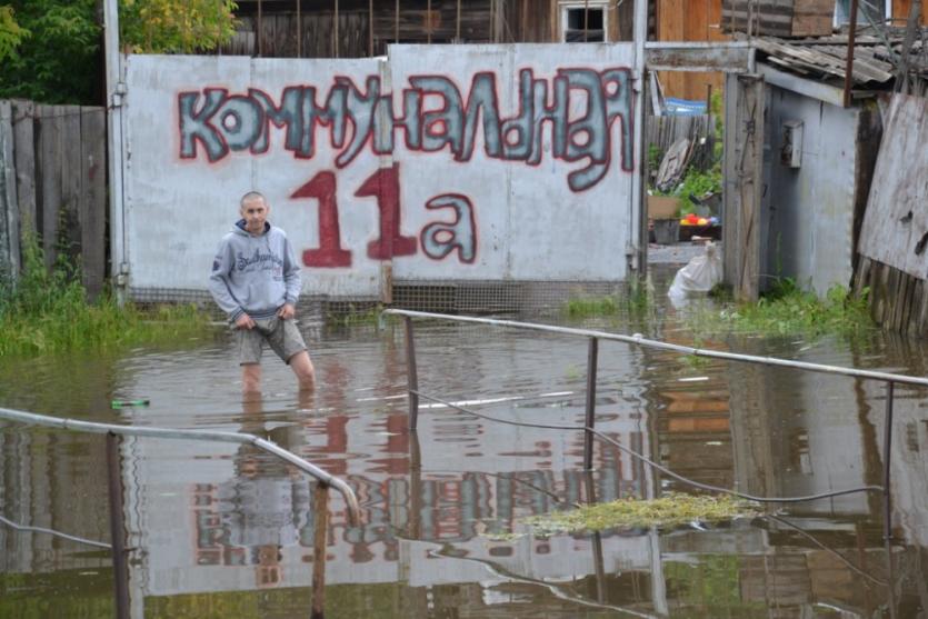 Фото В Сатке вода понемногу отступает из подтопленных жилых домов