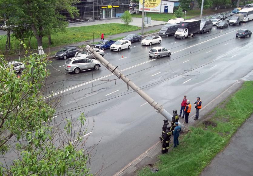 Фото ЧП на Свердловском проспекте - в Челябинске на проезжую часть едва не рухнул столб