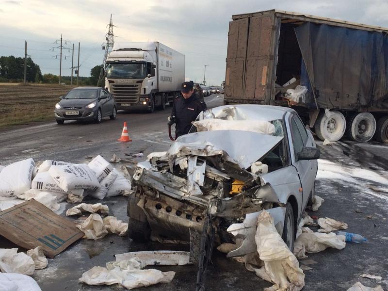 Фото На трассе М-5 два человека погибли и трое пострадали в результате столкновения фуры и двух легковушек