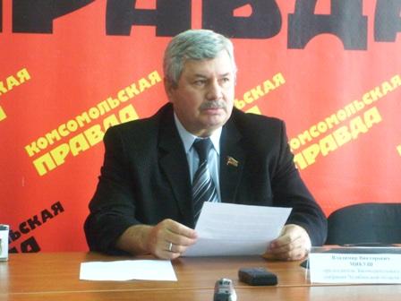 Фото Владимир Мякуш час «просидел на телефоне» в разговорах с южноуральцами