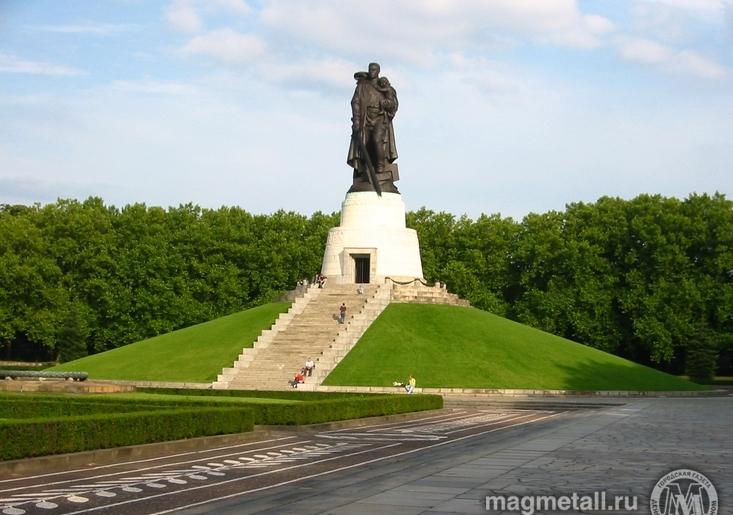 Фото Воина освободителя в берлинском Трептов-парке Вучетич ваял с магнитогорца Ивана Одарченко