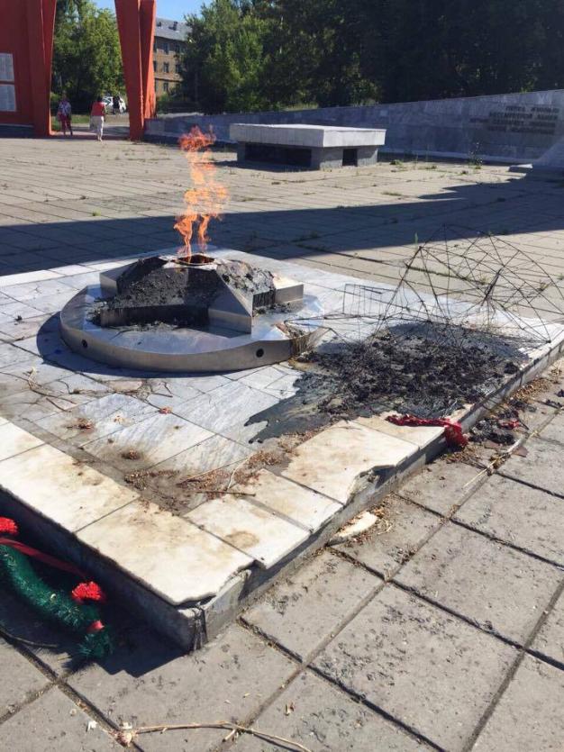 Фото В Миассе вновь осквернили памятник «Вечный огонь», первыми тревогу забили либерал-демократы