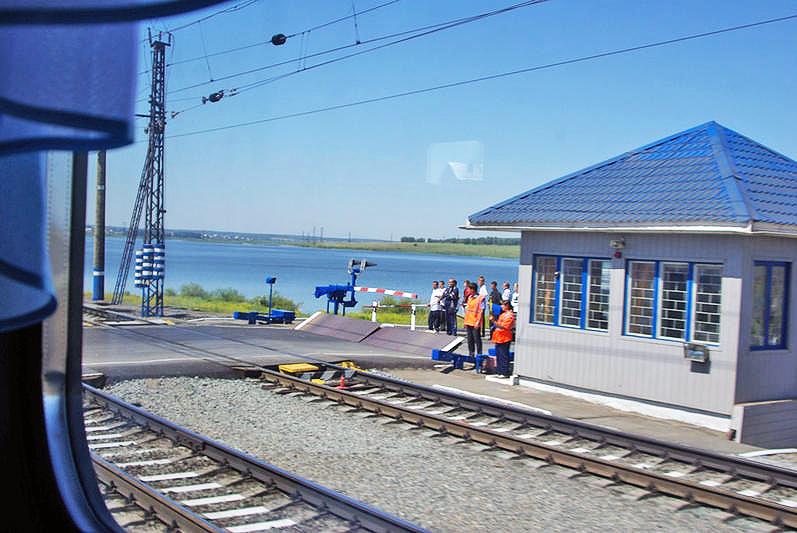 Фото Аварийная остановка грузового поезда на переезде в Кыштыме привела к большой дорожной пробке