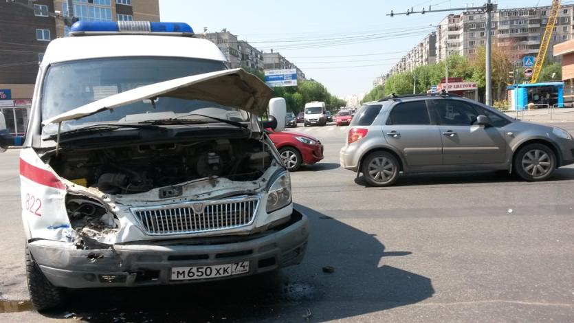 Фото В Челябинске «скорая помощь» столкнулась с маршруткой