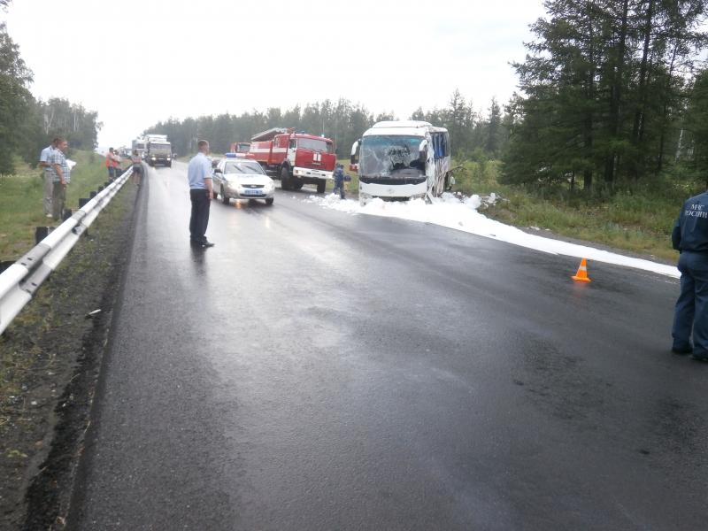 Фото На трассе М5 водитель не удержал автобус на разлитом битуме