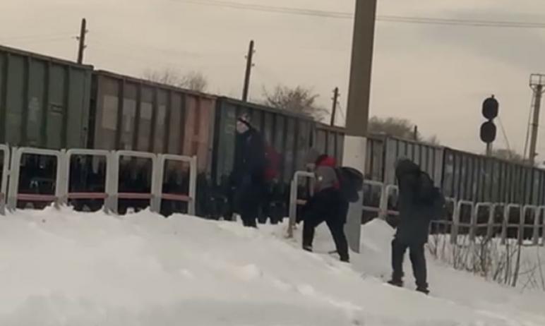 Фото В Челябинской области и дети, и взрослые игнорируют правила безопасного поведения на ж/д путях