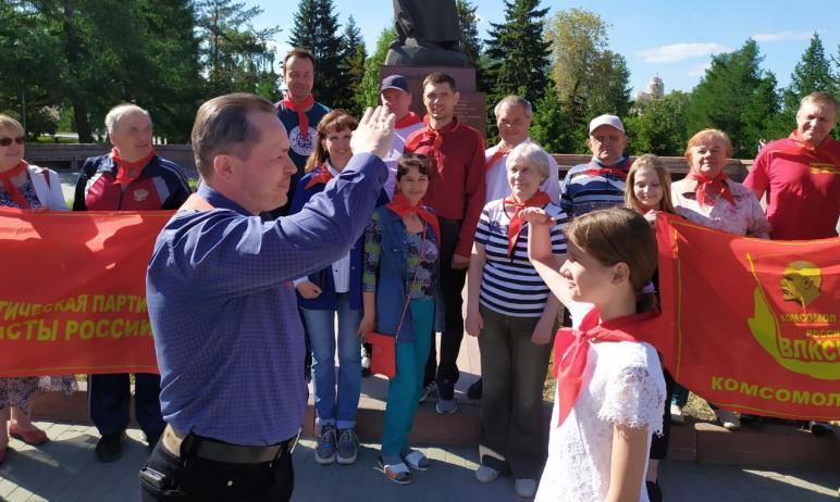 Фото Всегда будь готов! Челябинцев от мала до велика торжественно приняли в пионеры