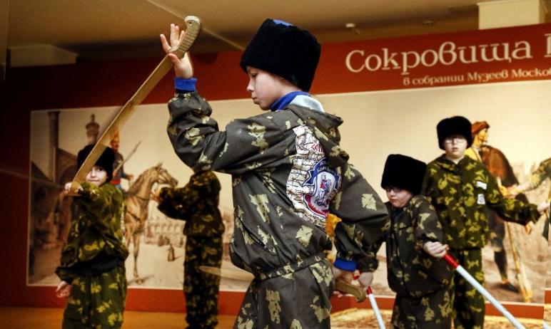 Фото Выставку «Сокровища Востока» в Челябинске посетили мастера фланкировки шашкой
