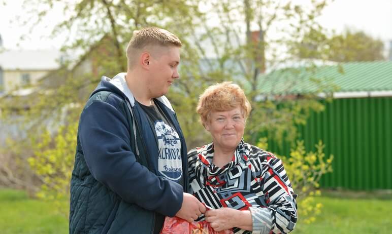 Фото Молодые металлурги ЧЦЗ поздравили ветеранов с Днем Победы